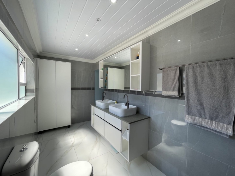 5 Bedroom Property for Sale in Dana Bay Western Cape